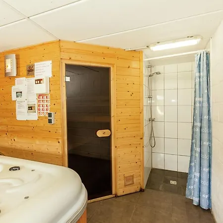 Lovely Holiday In Bomal-sur-ourtho With Jacuzzi בית נופש בומל