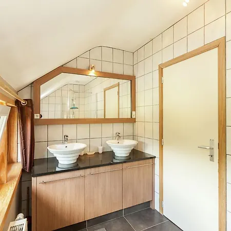 Lovely Holiday In Bomal-sur-ourtho With Jacuzzi Vakantiehuis Bomal